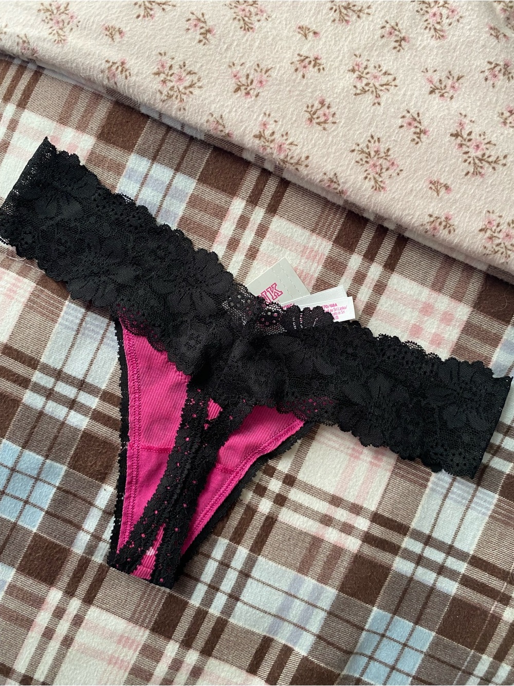 VS Pink Skull Print Lace-Trim Cotton Thong Panty - Picture 4 of 4